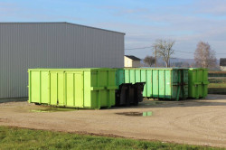 Livraison de plusieurs bennes pour un chantier de construction   